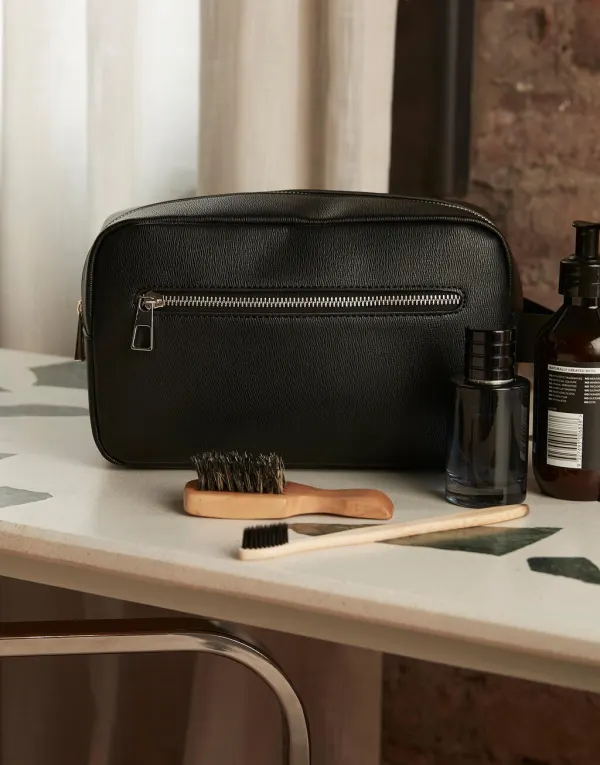 Tailored Luxe Wash Bag porté — vue 2