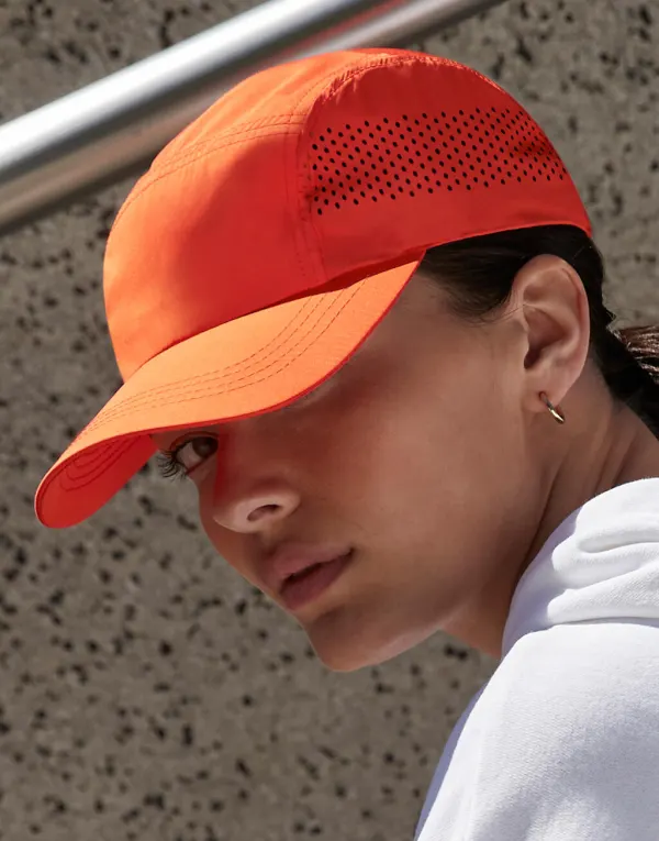 Technical Running Cap porté — vue 3