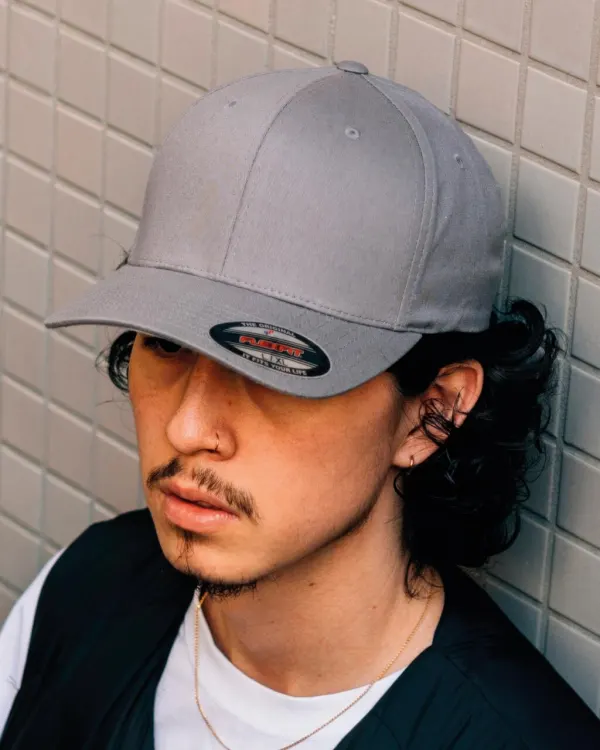 V-Flexfit® Cotton Twill Cap porté — vue 1
