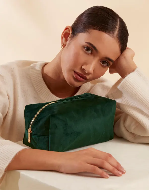 Velvet Toiletry/Accessory Case porté — vue 2