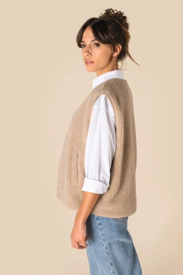 Veste sans manches en sherpa femme porté — vue 4