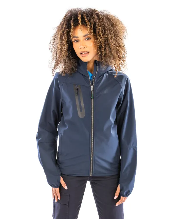 Veste Softshell 3 couches recyclée à capuche unisexe porté — vue 2