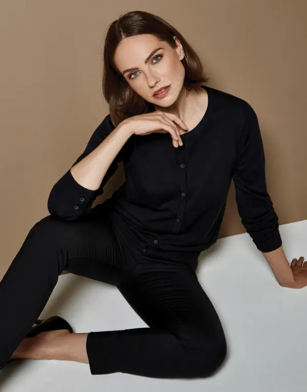 Women's Classic Fit Arundel Crew Neck Cardigan porté — vue 1