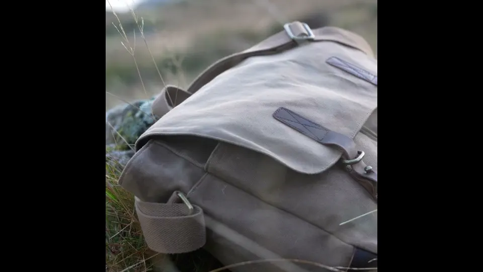Vidéo du produit Heritage Waxed Canvas Messenger